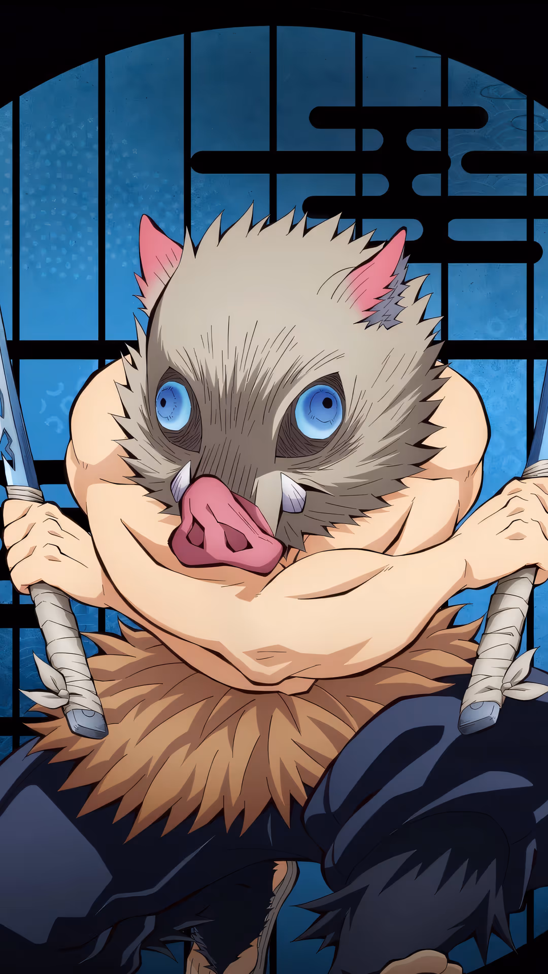 『鬼滅の刃』から猪頭少年・伊之助 ハシビラのダイナミックなイラスト。彼は象徴的な二本の日輪刀を振るい、蹲った攻撃準備のポーズで描かれ、スタイライズされた青い円形背景に対して、彼の野生で激しい性格を強調しています。