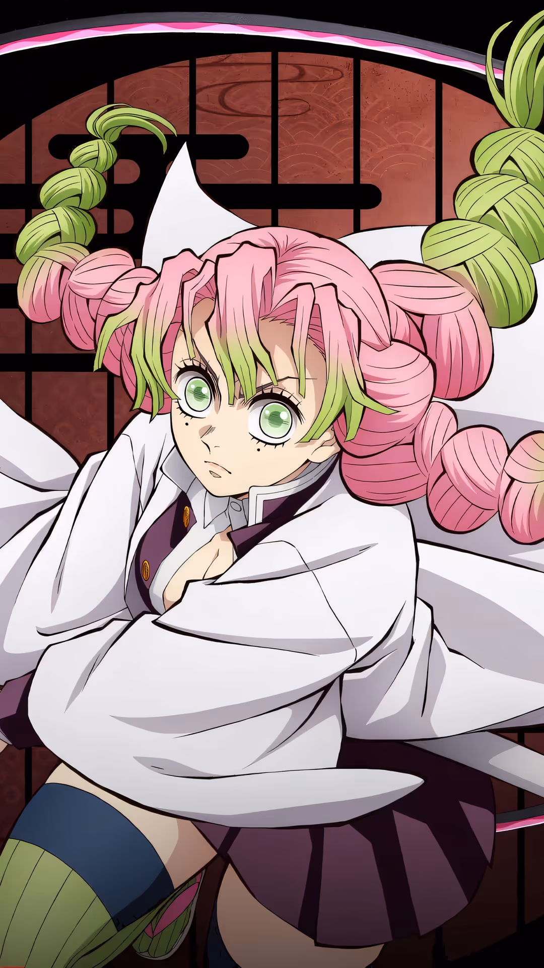 『鬼滅の刃』の蜜璃・甘露寺がダイナミックなアクションポーズで描かれた、活気あるデジタルアート作品。暗い背景に微妙な伝統的な日本の屏風パターンとピンクのオーラを伴う。