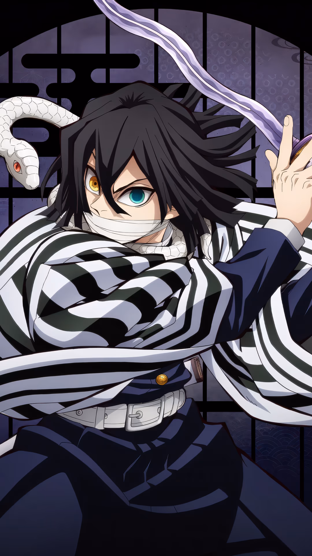 伊黒小芭内が日輪刀を手にカブママルと共にダイナミックなポーズを取った公式アート壁紙。背景は暗く、微妙な日本パターンが施されています。