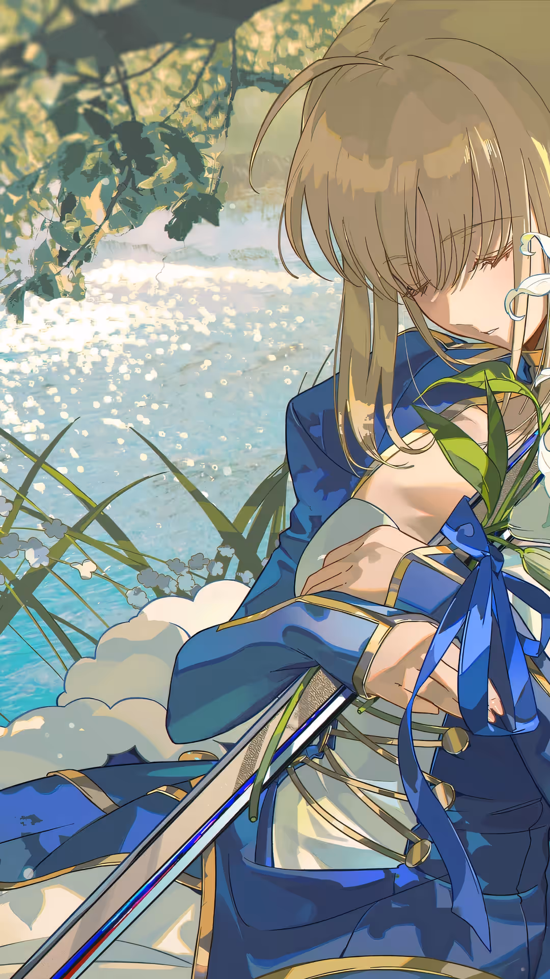 Fate/Grand Orderのセイバー・リリィのアニメイラスト。豊かな森の中で白いユリを手に持ち、きらめく川のほとりで、平和で精神的なムードを伝えています。