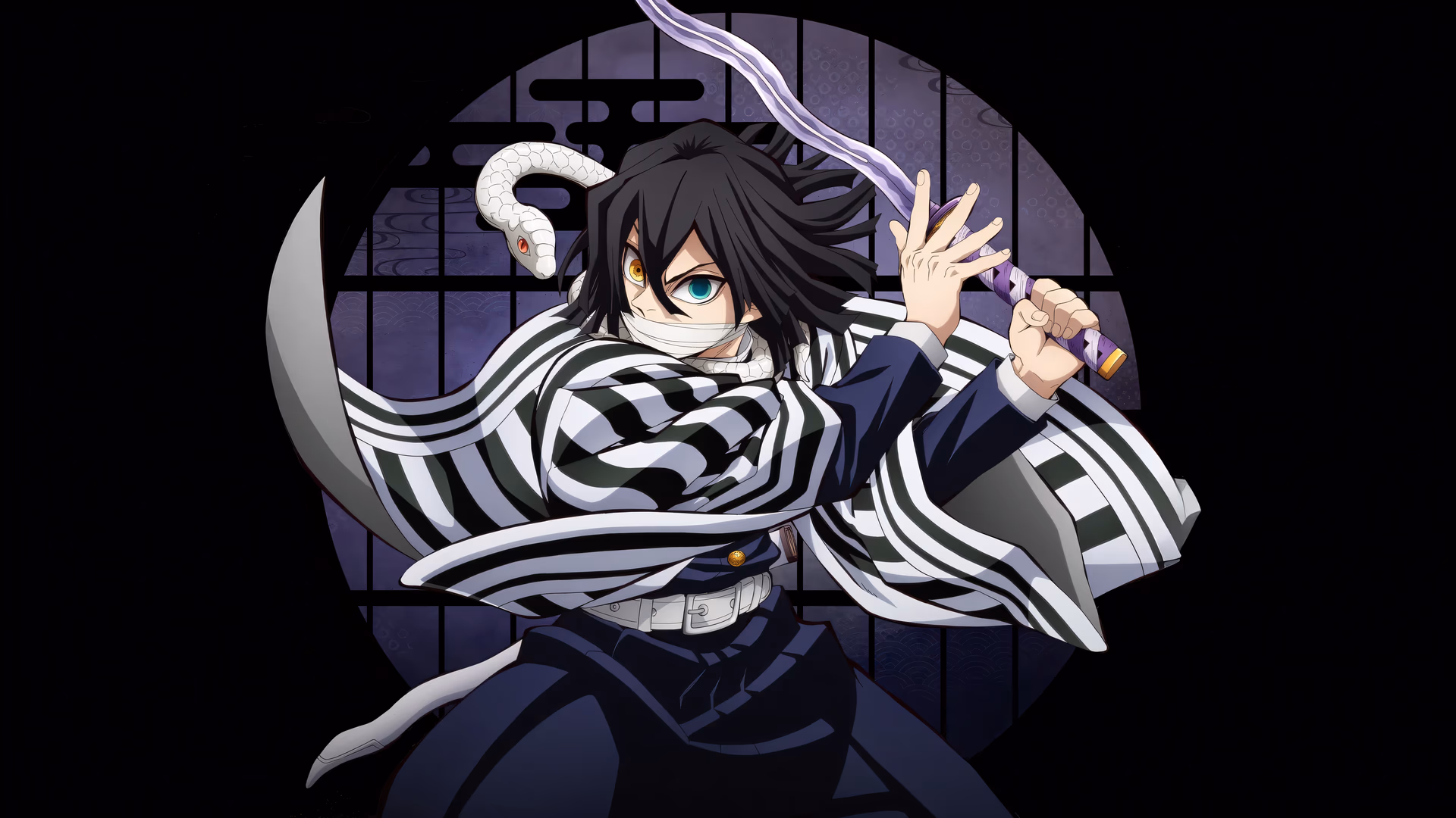 伊黒小芭内が日輪刀を手にカブママルと共にダイナミックなポーズを取った公式アート壁紙。背景は暗く、微妙な日本パターンが施されています。